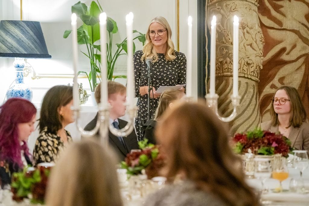 Plano medio de Mette-Marit de Noruega dando un discurso en una comida 