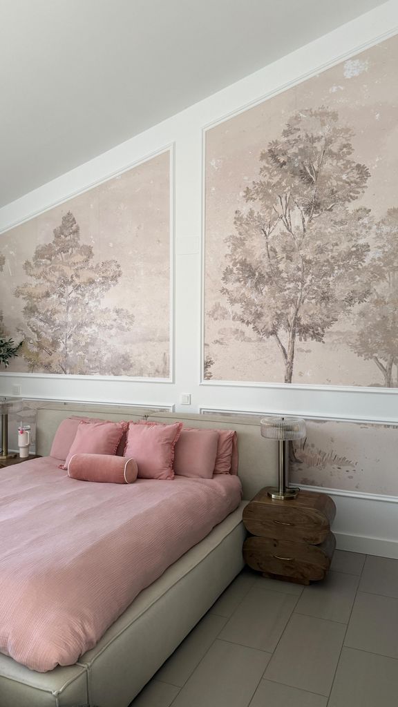 La habitación principal: papel pintado que invita a la relación y textiles en color rosa