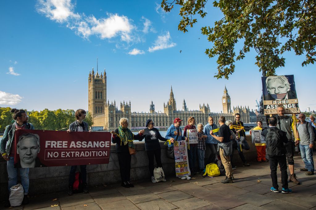 Cadenas humanas protestando en Londres por la liberación de Julian Assange 