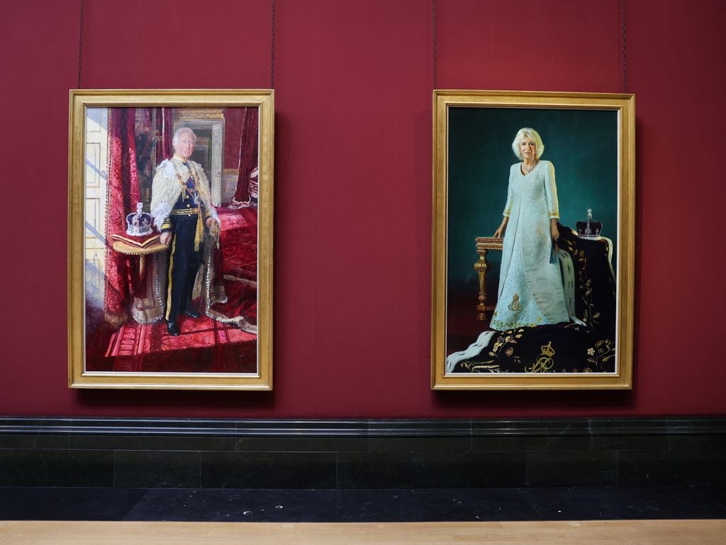 Los reyes Carlos y Camilla ante sus cuadros de la coronación 