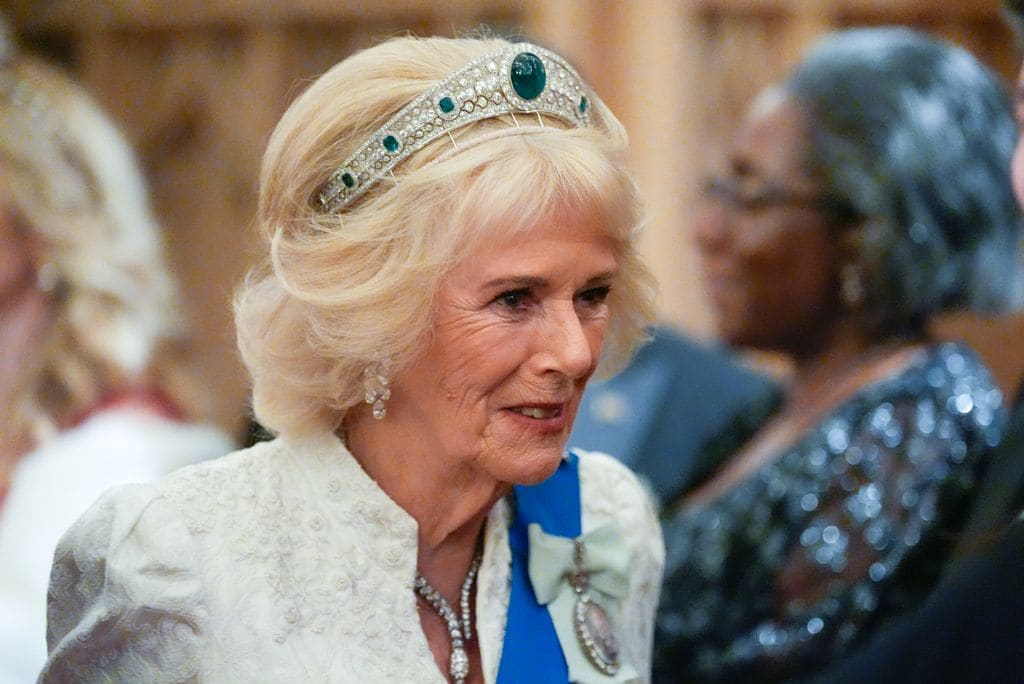 La reina Camilla con la tiara de esmeraldas y diamantes de Eugenia de York