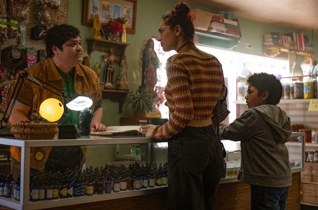 Paulina Chávez interpreta a la hija de Val (Eva Longoria) y hermana adolescente de Alexander, Mia.