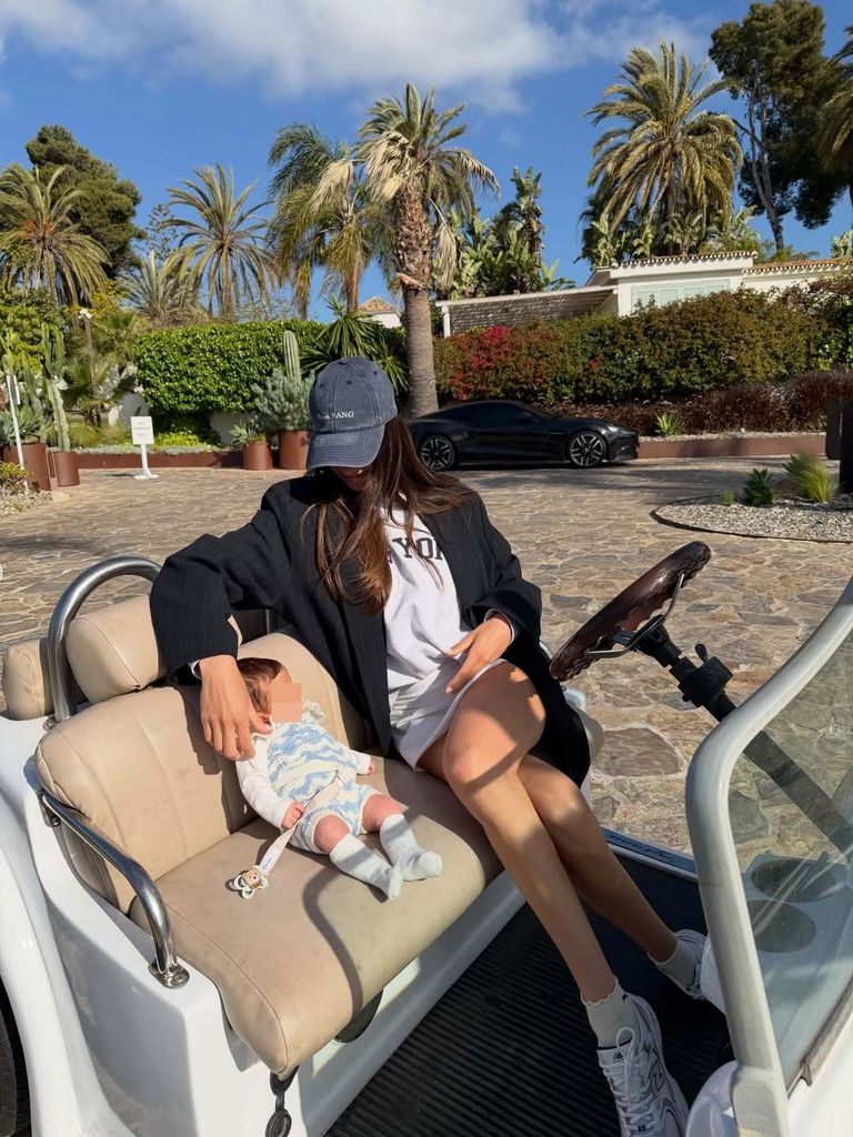 Estela, junto a su bebé en un buggy de golf