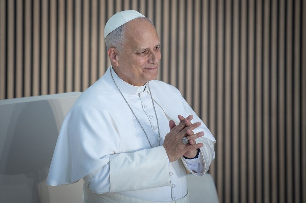El papa León XIV en su visita a los operadores y asistidos del proyecto social CEDIA
