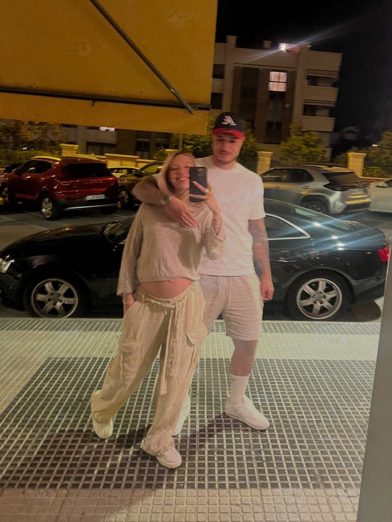 La pareja, con looks conjuntados