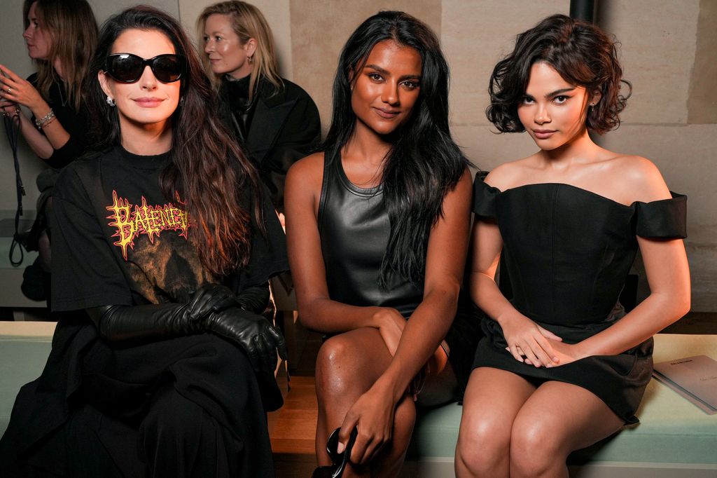 Anne Hathaway, Simone Ashley y Ariana Greenblatt fueron algunas de las celebridades que asistieron al show