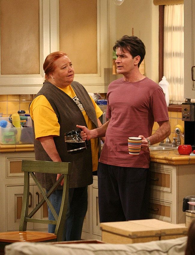 Conchata Ferrell y Charlie Sheen