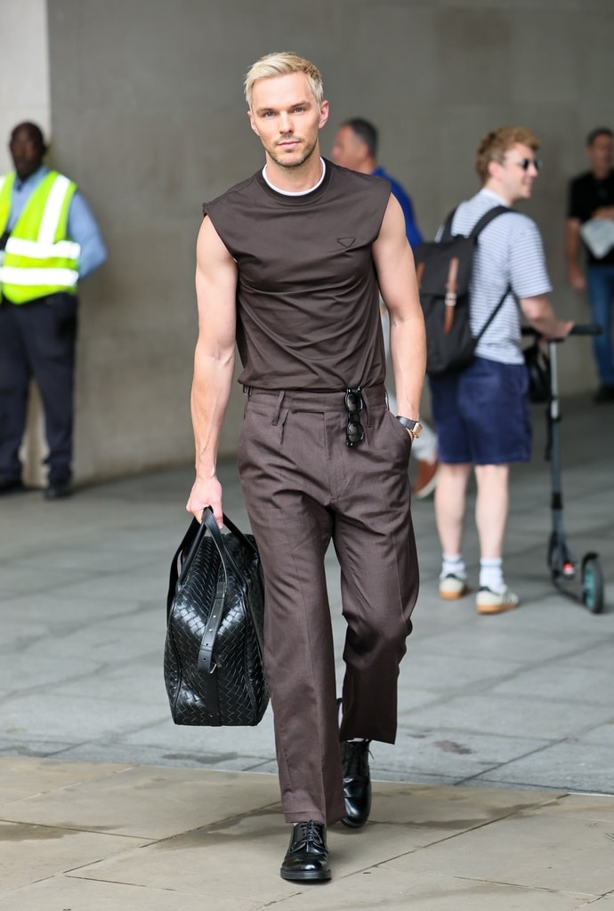 Nicholas Hoult en un total look de Bottega Veneta. 