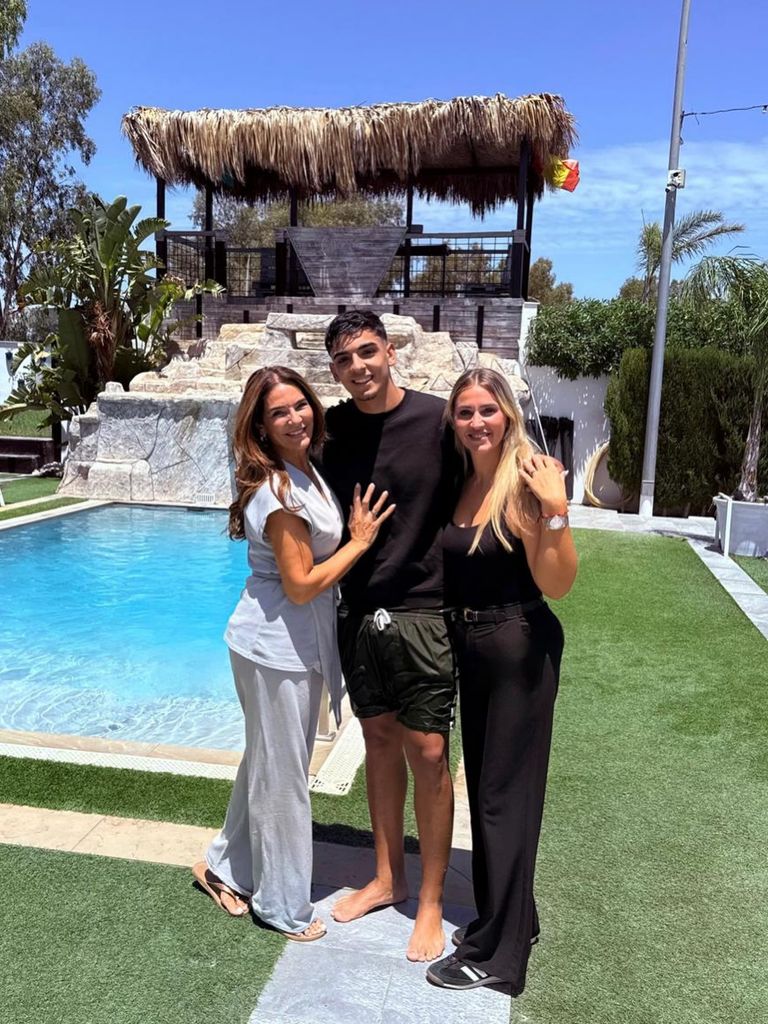 Raquel Bollo junto a su hijo Samuel en la celebración de sus 18 años