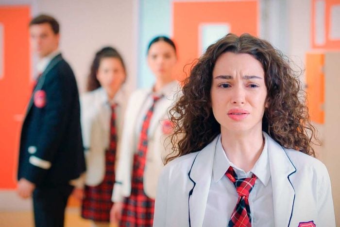 Asiye discute con Yasmin y Ömer la echa de malas maneras en 'Hermanos'