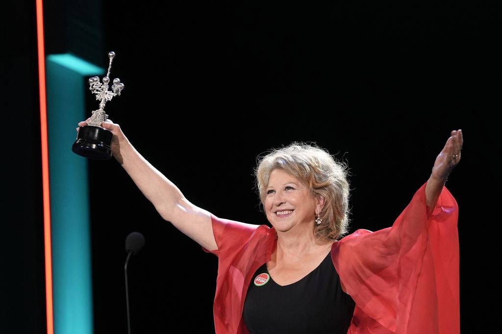 Esther García posa con el Premio Donostia en el Festival de San Sebastián 2025