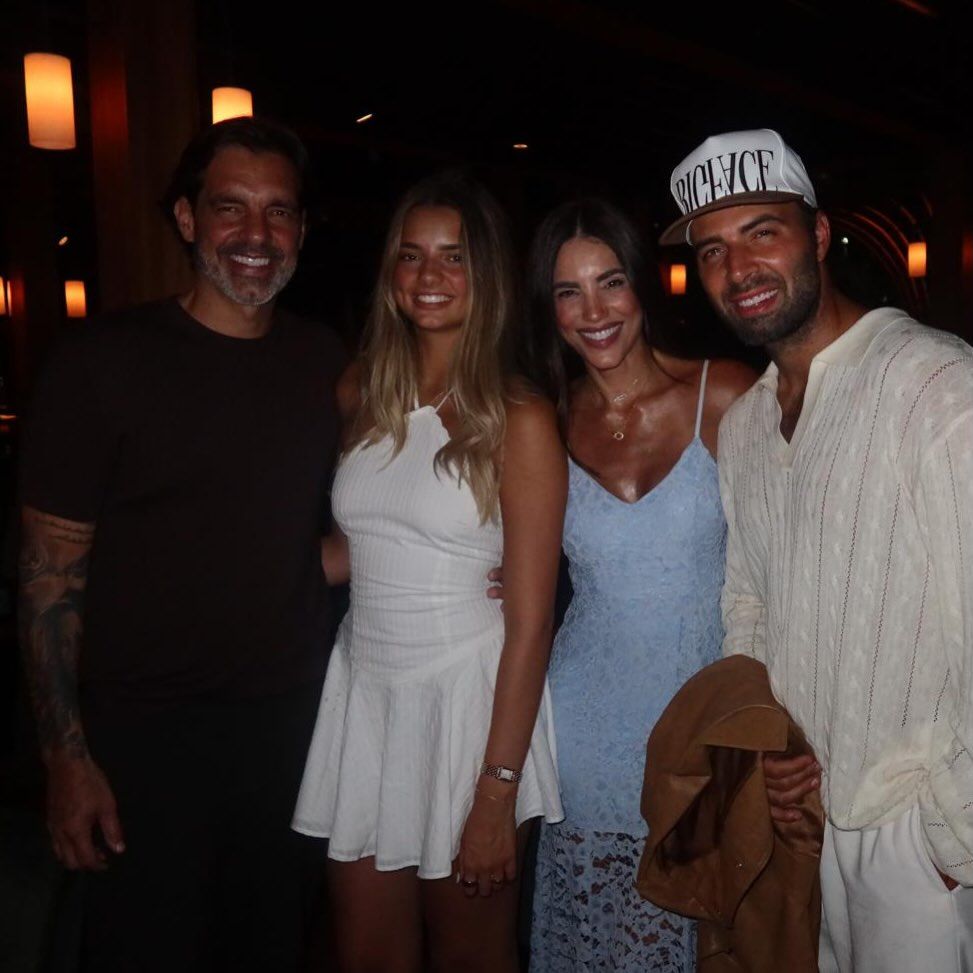 Cristóbal Lander con su hija Oriana, junto a Gaby Espino y Jencarlos Canela. 