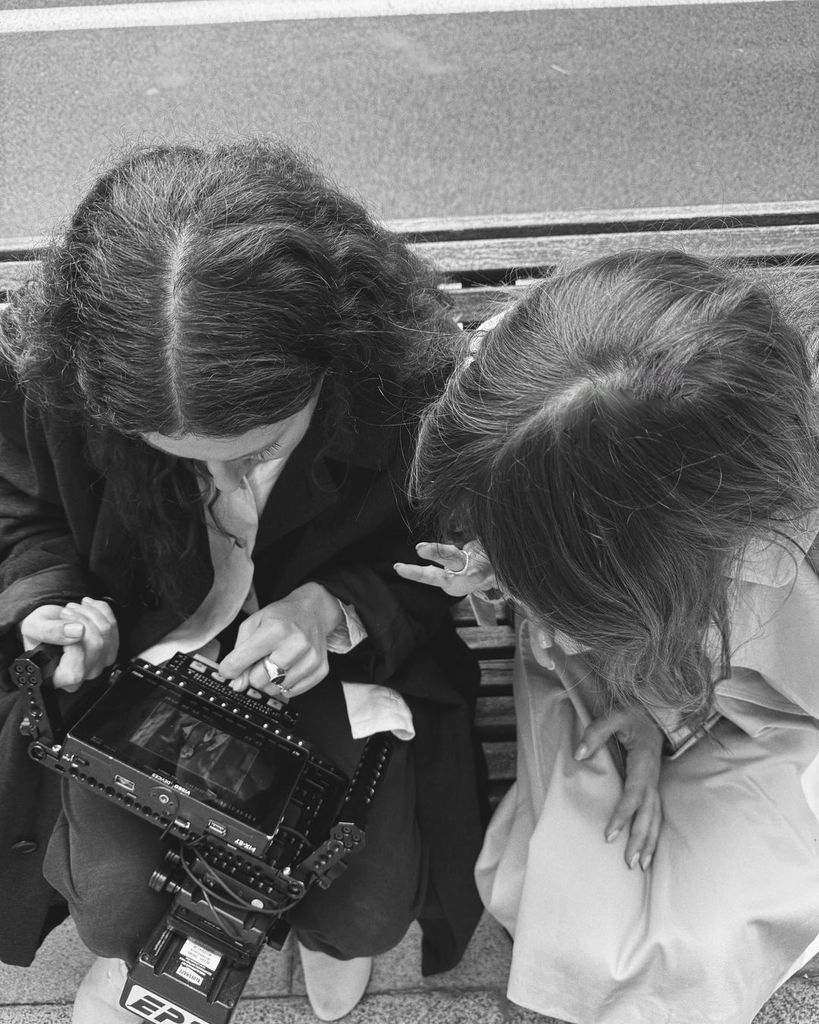Sara Carbonero y Valeria Castro durante la grabación de un videoclip