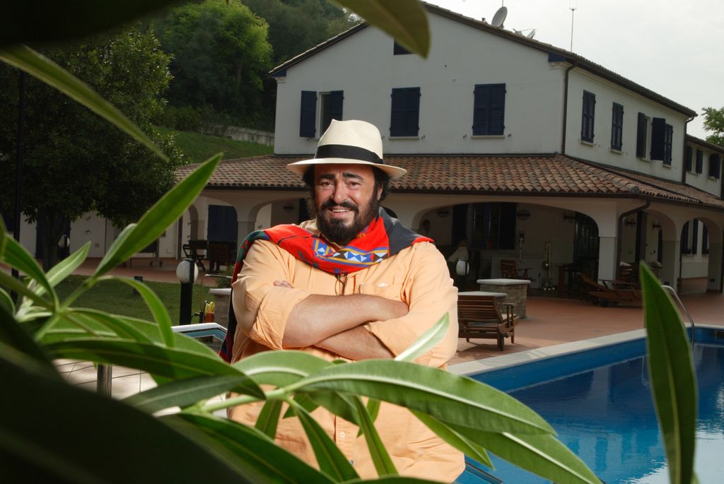 El cantante de ópera Luciano Pavarotti se relaja en la Villa Di Pesaro.