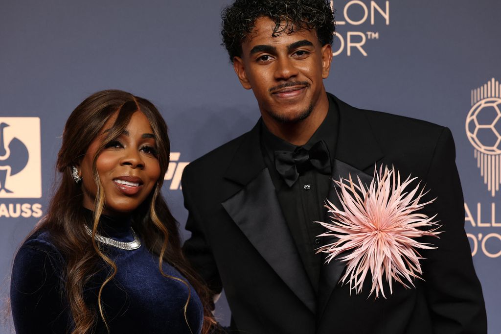 Lamine Yamal junto a su madre