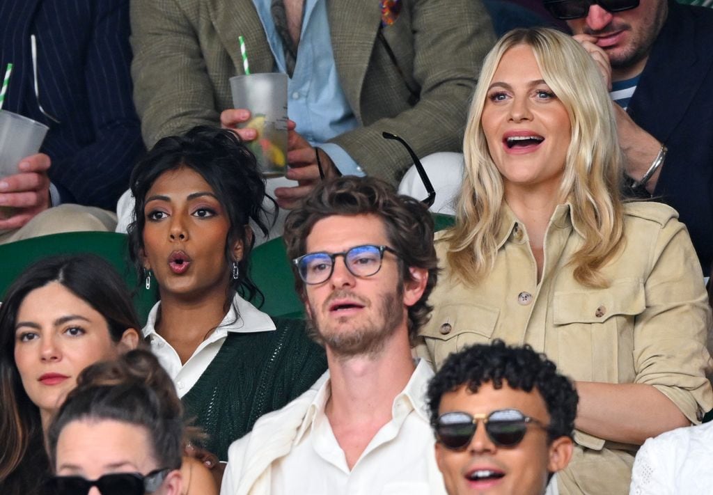 Monica Barbaro, Charithra Chandran, Andrew Garfield, Matthew Broome y Poppy Delevingne en las gradas