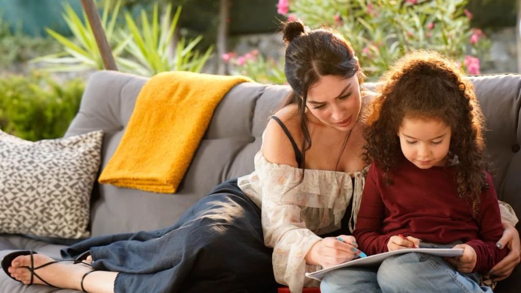 Zeynep se infiltra en la mansión de los Tecer y hace pasar a Kader por su hermana pequeña