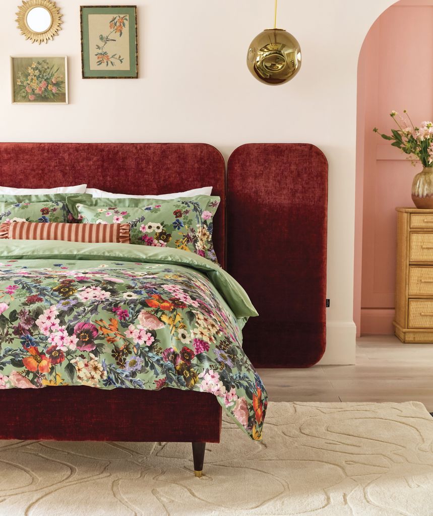 Cama tapizada en chenilla color burdeos