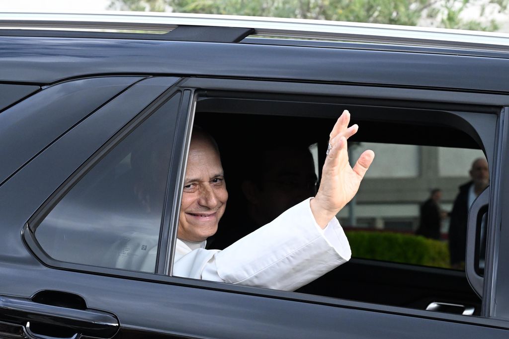 El Papa, a su salida del hospital, sonriente