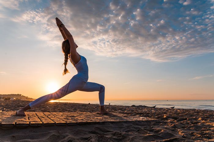 mujer haciendo yoga
