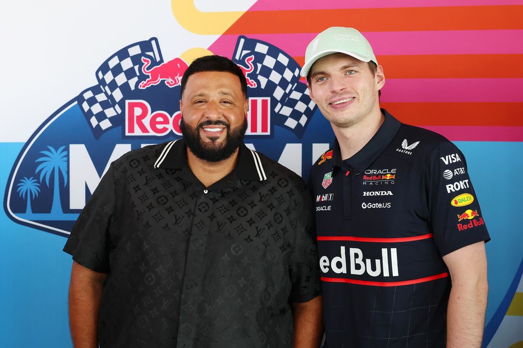 El productor musical DJ Khaled comparte un momento con Max Verstappen, piloto de Red Bull Racing, antes del inicio del Gran Premio de Miami