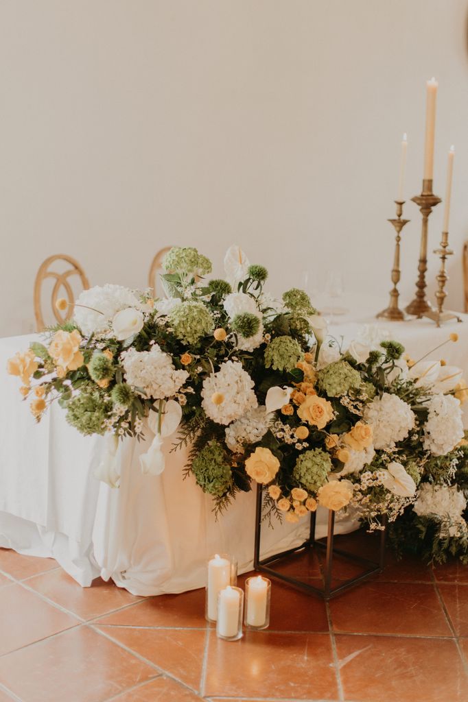 Decoración de bodas en amarillo mesa presidencial flores