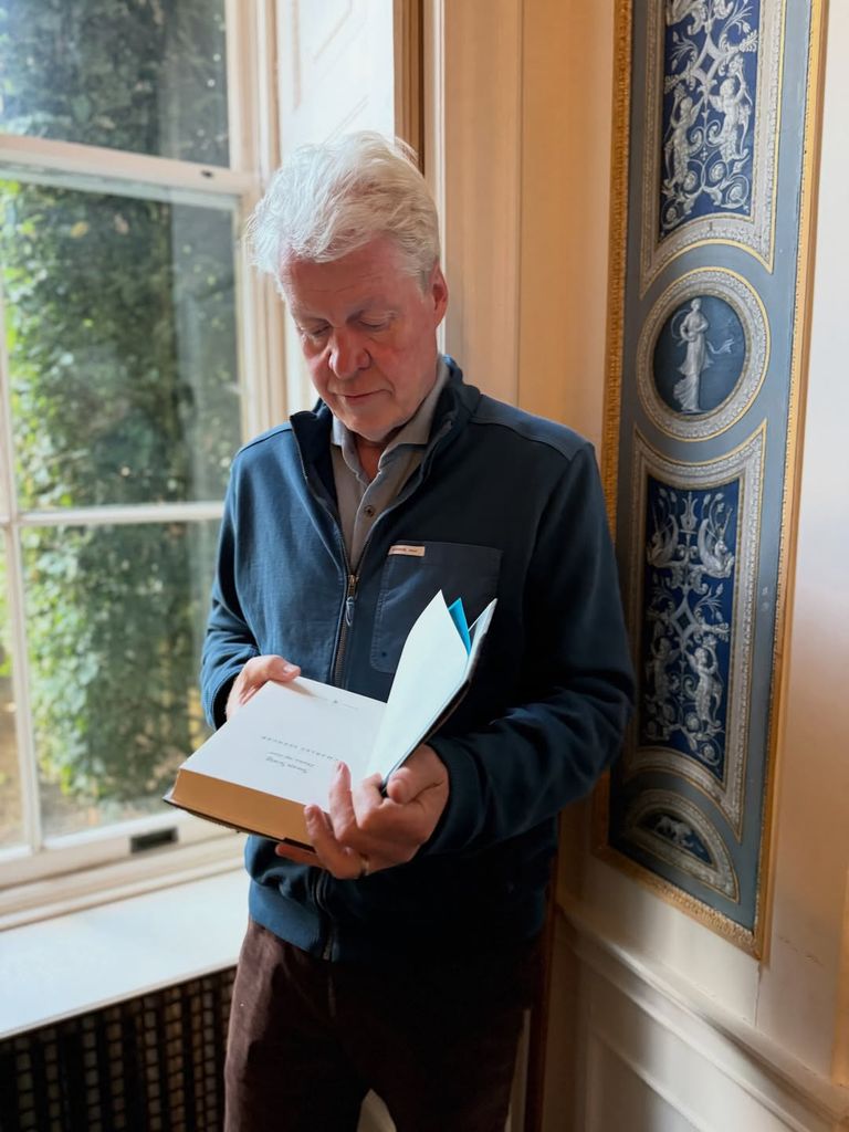 Charles Spencer decidió escribir su nuevo libro cuando falta poco para el trigésimo aniversario luctuoso de su hermana.