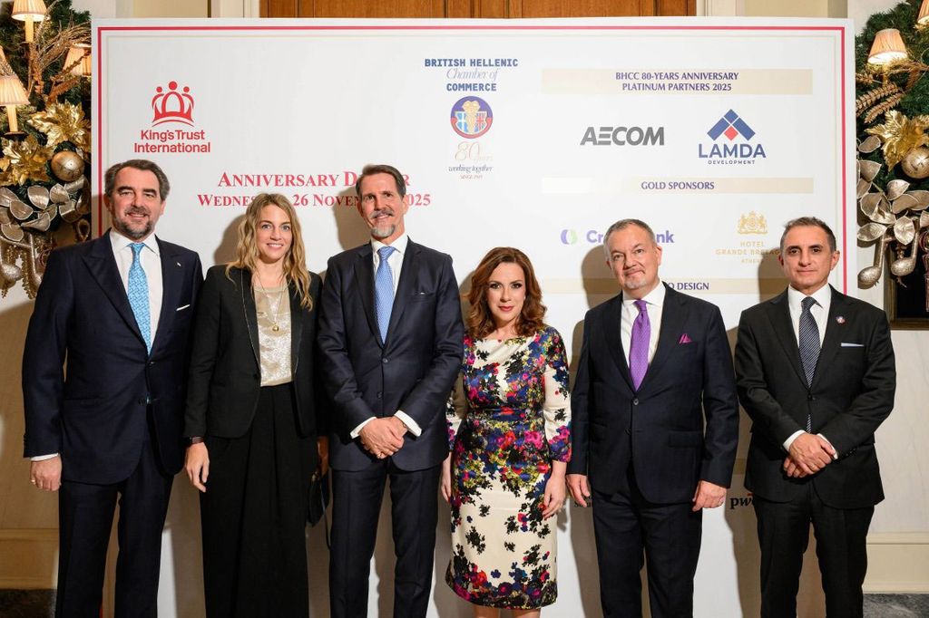 De izquierda a derecha, el príncipe Nicolás de Grecia, Chrysi Vardinogiannis, Pablo de Grecia y otros representantes de las organizaciones 