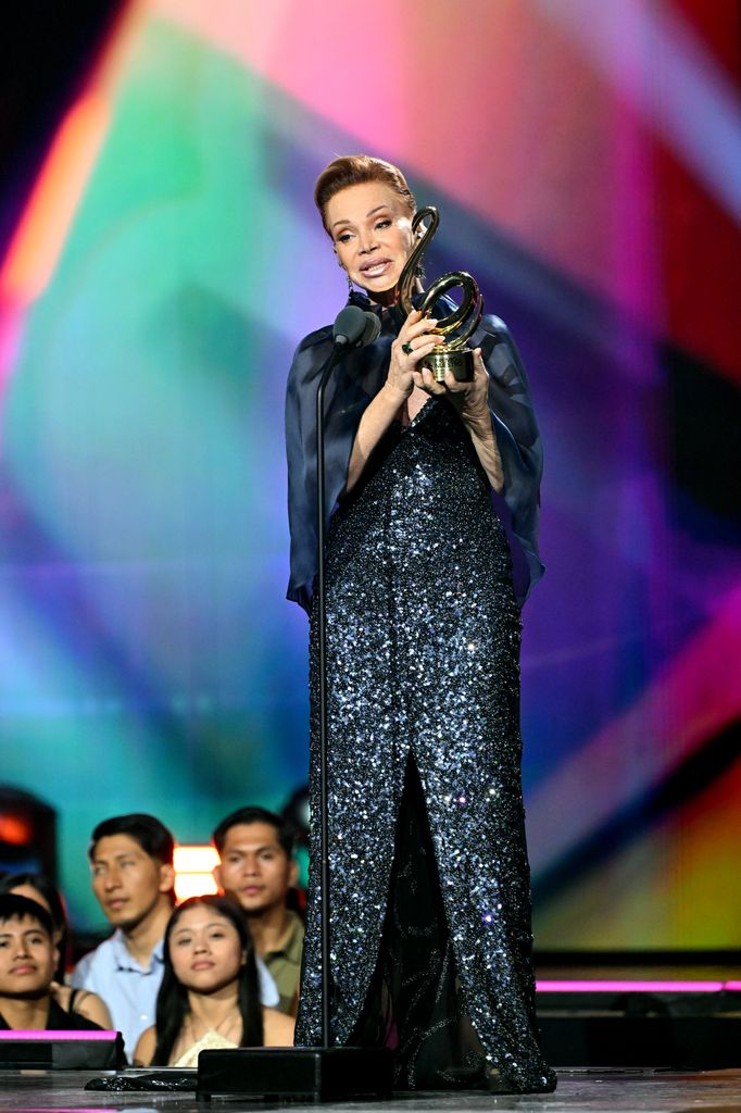 Paloma San Basilio se cambió de vestido para subir al escenario de los Premios Lo Nuestro