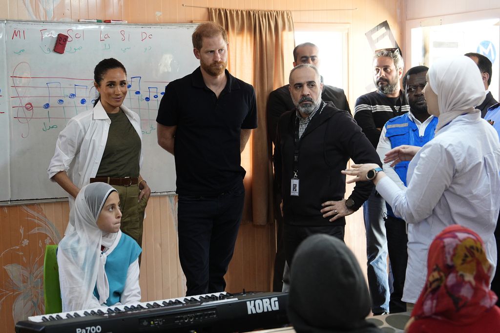 Meghan y Harry visitaron el centro juvenil desarrollado por Questcope, donde vieron las numerosas actividades artísticas que se desarrollan en el lugar, con la participación de los jóvenes.