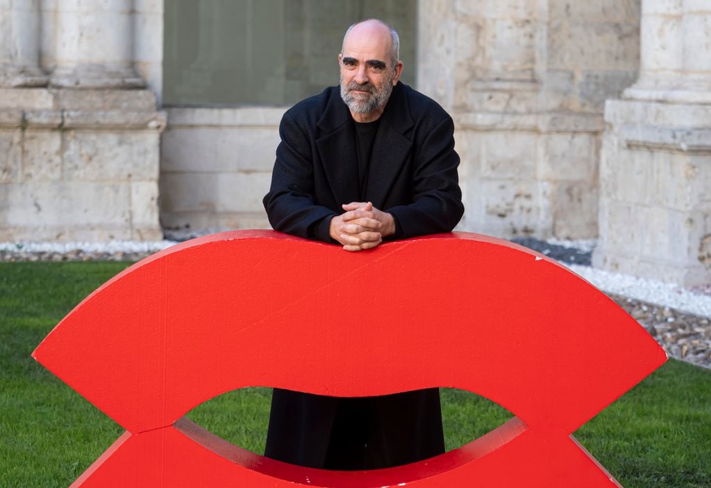 Luis Tosar posando en el Teatro Calderón con motivo de la Semana Internacional del Cine de Valladolid (SEMINCI).