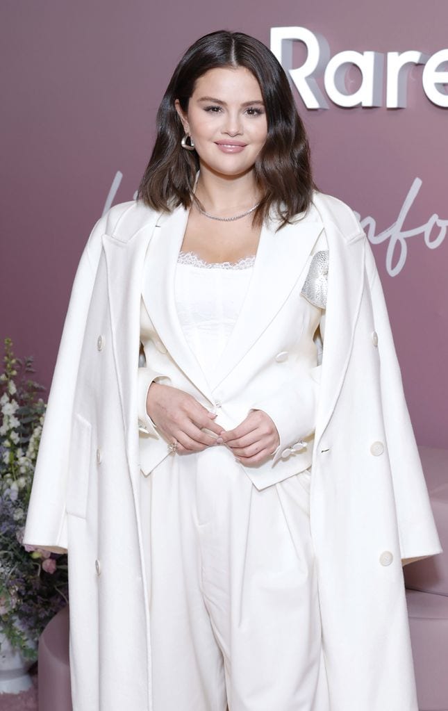 Selena Gomez se apunta al traje blanco que enamora a la reina Letizia y Leonor