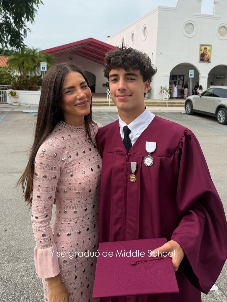 Gaby Espino se dejó ver como la madre más orgullosa por el gran logro de su hijo menor. 