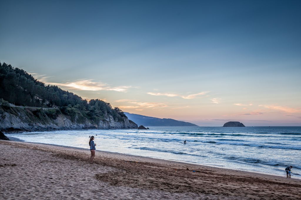 Atardecer en la playa de Laga.