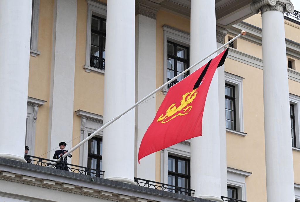 Las banderas del Palacio Real lucen la señal de luto por la muerte del rey Harald V. 