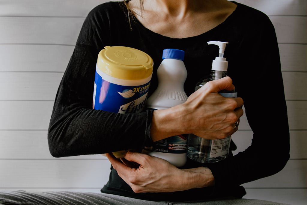 Mujer con productos de limpieza. 