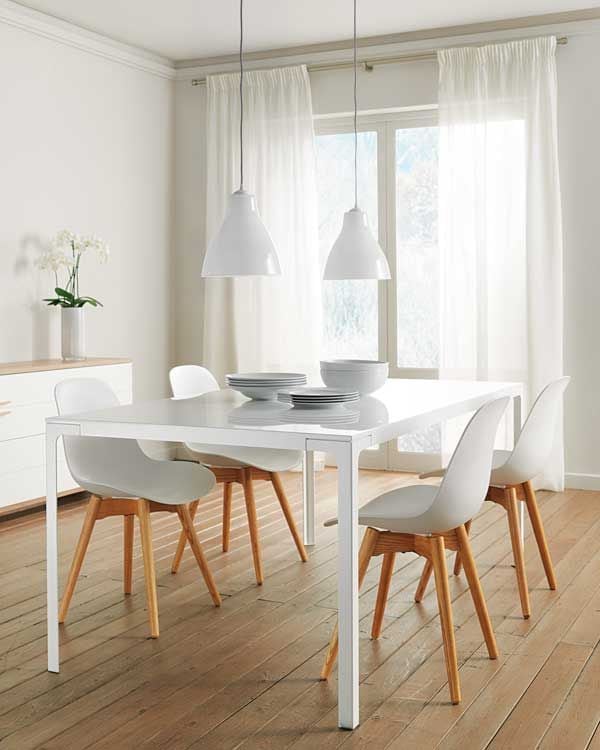 La luz natural, los muebles de líneas sencillas y en colores claros y el color blanco predominante logran un comedor ligero y desahogado. De El Corte Inglés (elcorteingles.es).
