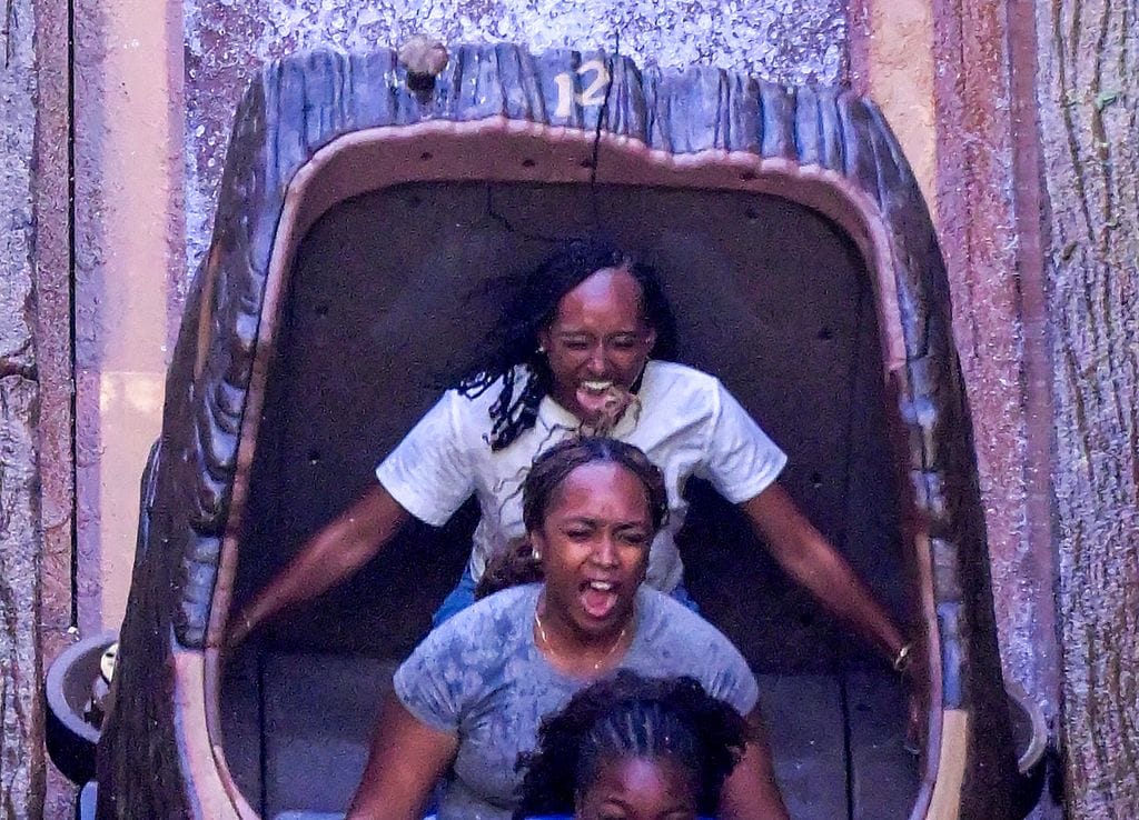 Zahara Jolie-Pitt se divirtió mucho con su novio Elijah Cooper en Disneyland.