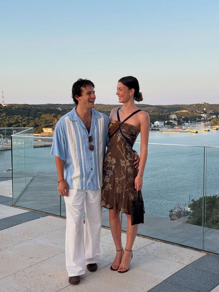 Martina Figo Svedin con vestidos minimalistas en su escapada para una boda en Menorca, 2026.