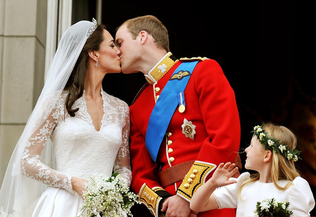 El príncipe Guillermo y Kate Middleton se besan en el balcón del Palacio de Buckingham.