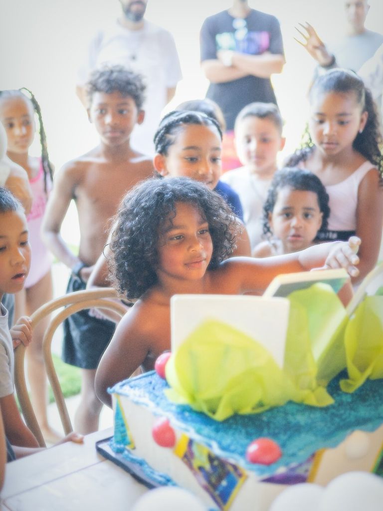 El pequeño soplando las velas de su tarta temática