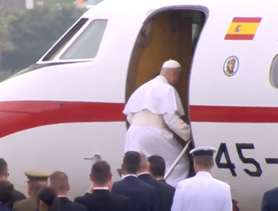 Momento en el que León XIV entra en el Falcón del Ejército del Aire que le llevará a Roma