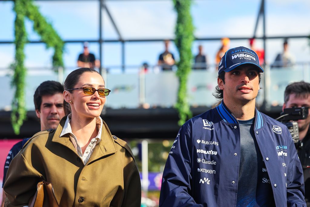 Carlos Sainz Jr y  Rebecca Donaldson, este domingo en Melbourne