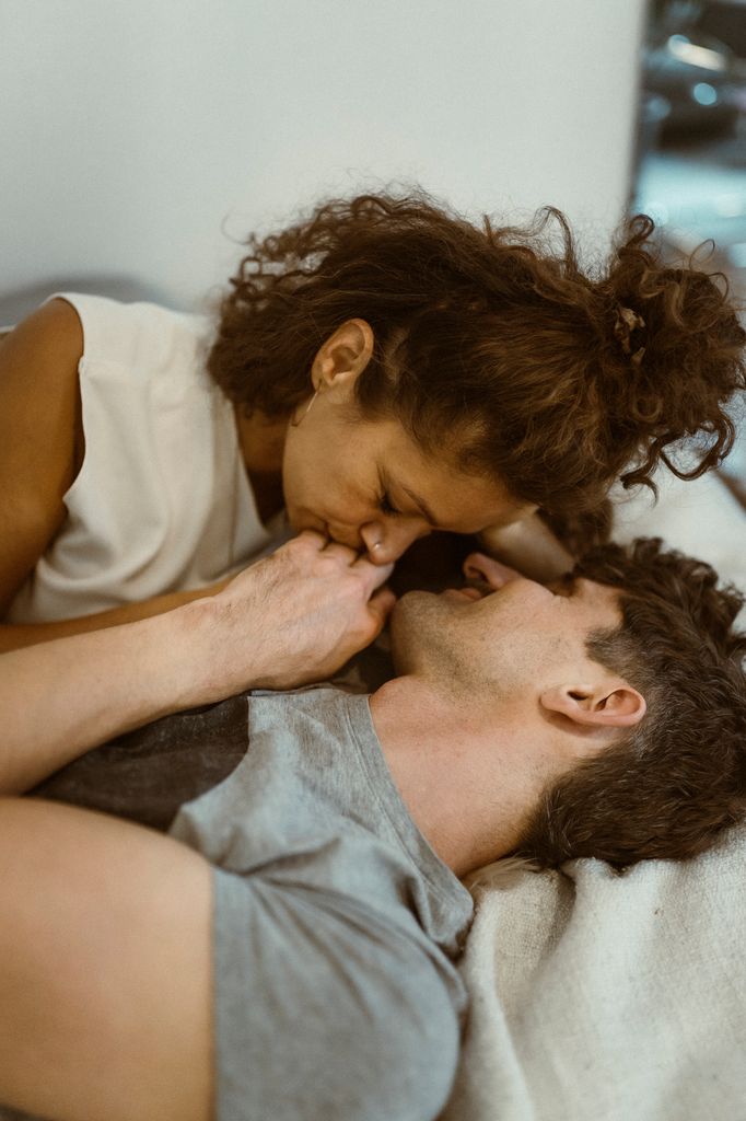 pareja cama complice