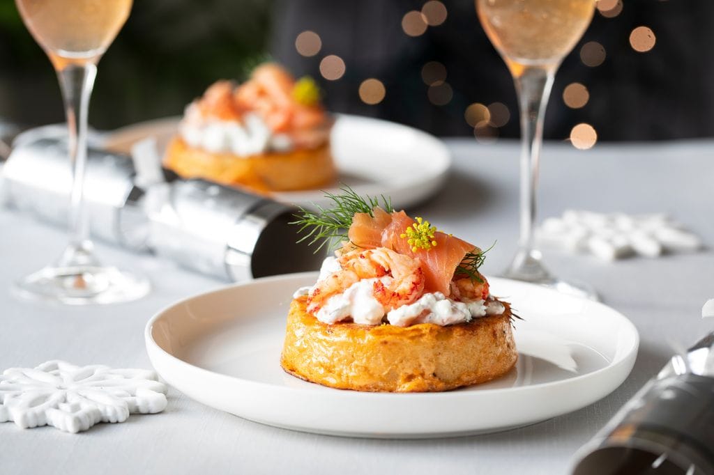 El salmón es un pescado que se presta a todo tipo de elaboraciones: aperitivos, cremas, entrantes o platos principales.