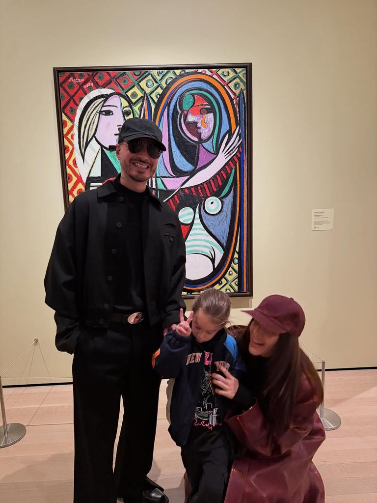 J Balvin con Valentina Ferrer y Río en un día en el museo.