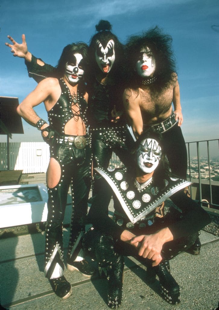 Ace Frehley, Paul Stanley, Peter Criss y Gene Simmons, Kiss, posando para una sesión de fotos en Los Angeles en enero de 1975