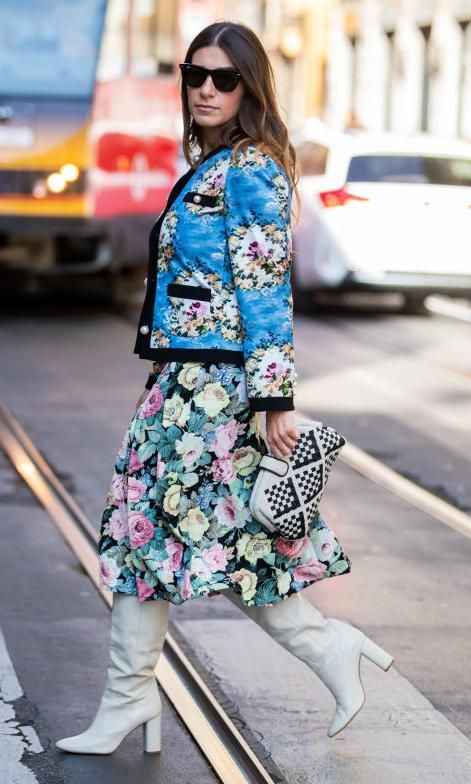 outfit de falda con botas blancas
