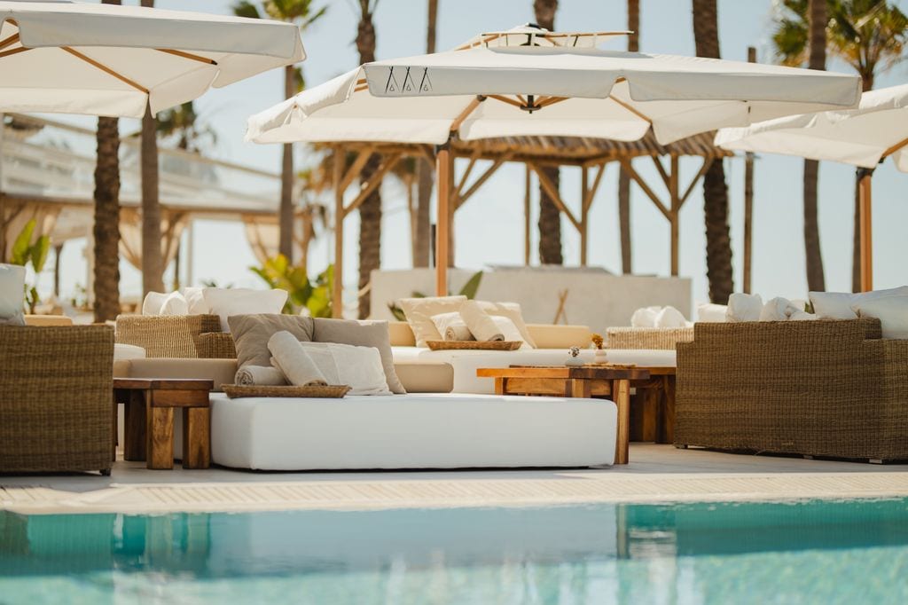 Nikki Beach Marbella e caracteriza por su lujo exclusivo y por estar en una de las playas de arena blanca más impresionantes de España.