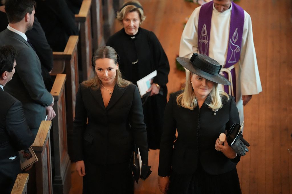 Mette Marit, Ingrid y Sonia de Noruega en el funeral del rey Harald